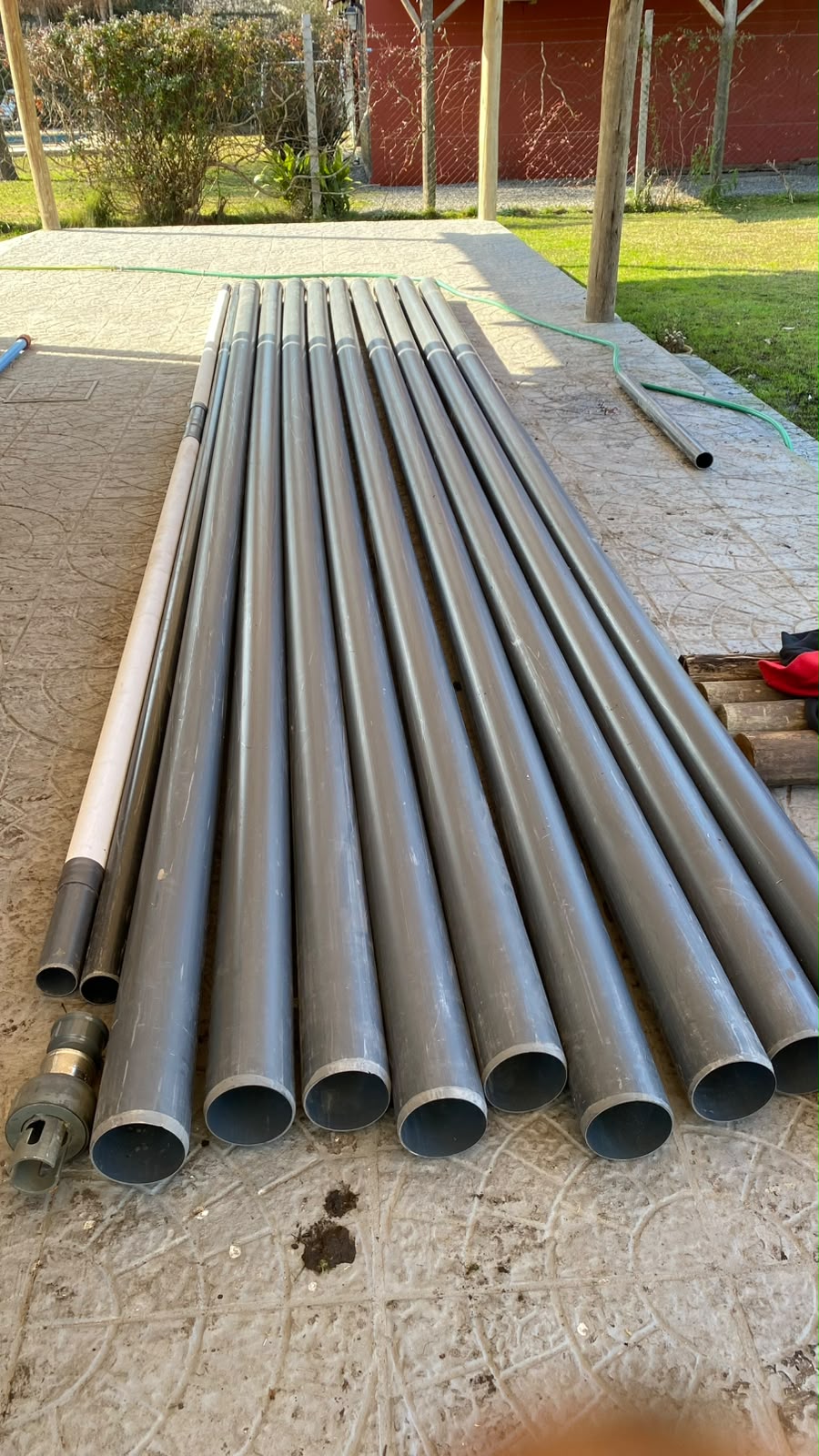 Caños de perforación preparados para la obra